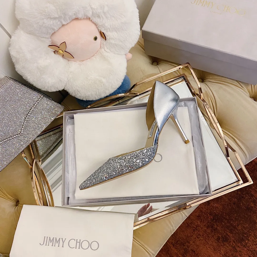 👟👟Ex-factory price 520👟👟 JIMMY CHOO A pair of high heels that can conquer all men👠Easy to wear and versatile, a must-have item for the annual meeting🥂Bilng Bilng is so beautiful that no one can take your breath away Material: Special Crete spliced cow patent leather ➰🍸Sheepskin lining Italian leather outsole Available in three colors: black, nude, silver Size: 34-42 With a height of 8cm, it is packaged simultaneously at the counter!
